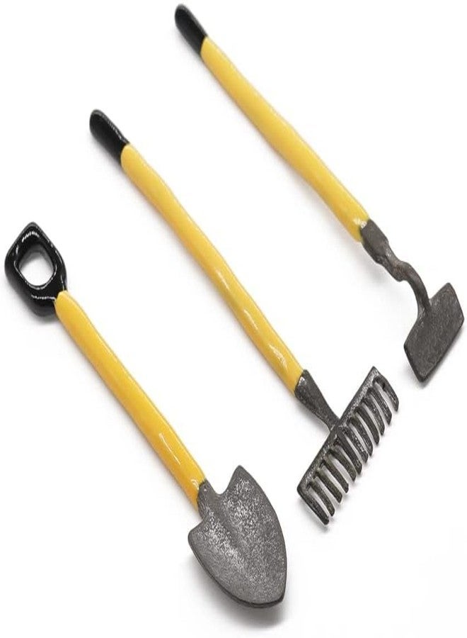 مجموعة أدوات زراعية مصغرة مكونة من 3 قطع بمقياس 1/12، تشمل المجرفة والجاروف والمعول، وإكسسوارات تزيين بيوت الدمى، ومستلزمات الحدائق، ومجموعة نماذج المشاهد. - Image 1